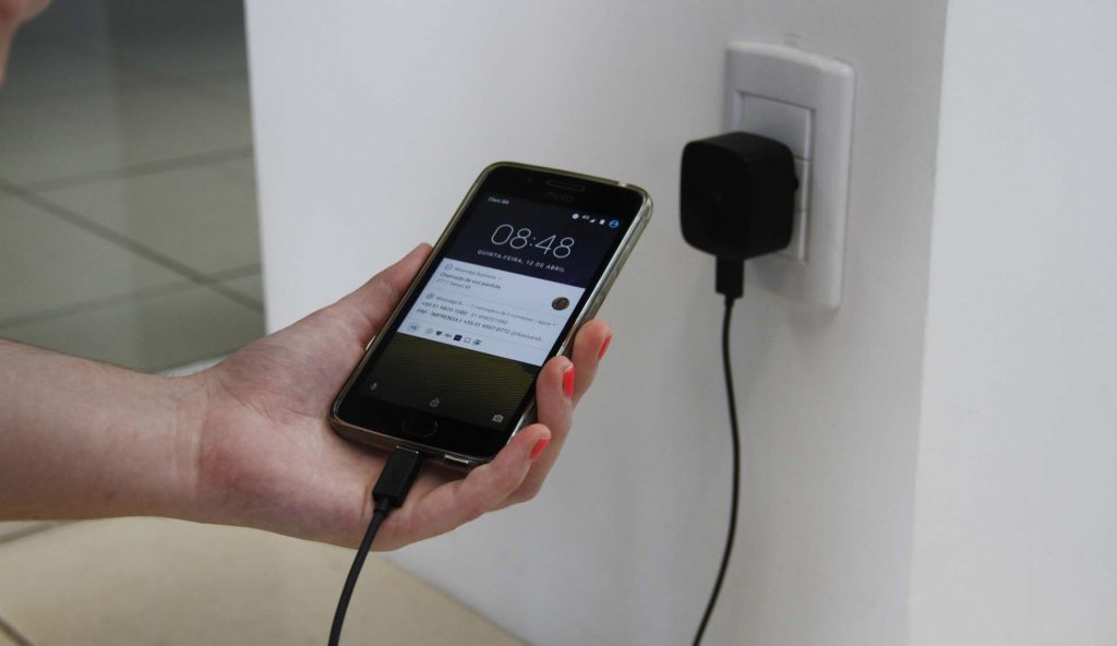 Carregador na tomada: mitos e verdades sobre consumo de energia