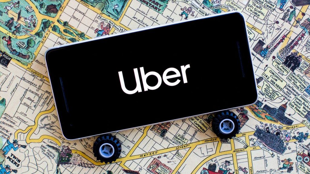 Uber lança assinatura para motoristas: taxa fixa promete repasse de 100% dos ganhos das corridas em 12 cidades